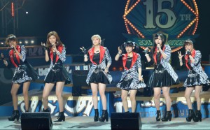 今年デビュー10年目を迎えるBerryz工房は新曲「アジアン セレブレイション」を披露
