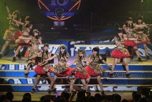 小田さくらが加入したモーニング娘。新曲「Help Me!」を披露