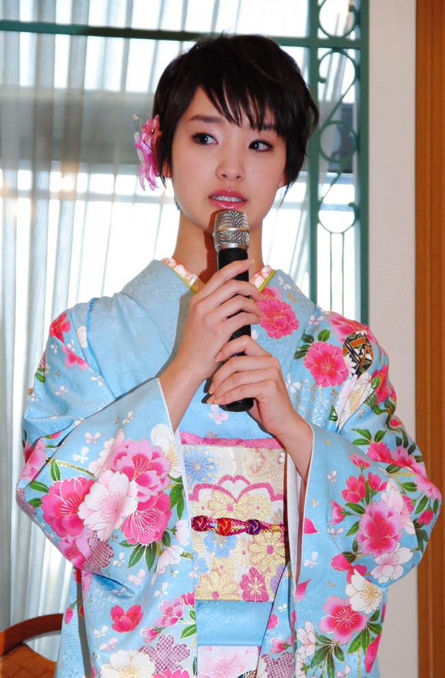 剛力彩芽、月9初主演に感涙！和装で一足早い成人式
