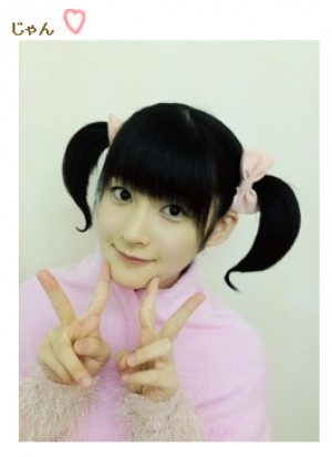 嗣永桃子　断髪式で小ぶりになった“ももち結び”　（オフィシャルブログより）