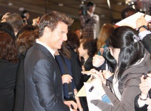 ファンサービスをするトム・クルーズ