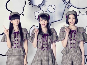 「映画ドラえもん」のストーリーからインスパイアされた探偵風の衣装のPerfume　