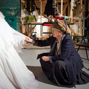 「白雪姫と鏡の女王」の衣装をみる生前の石岡瑛子さん　