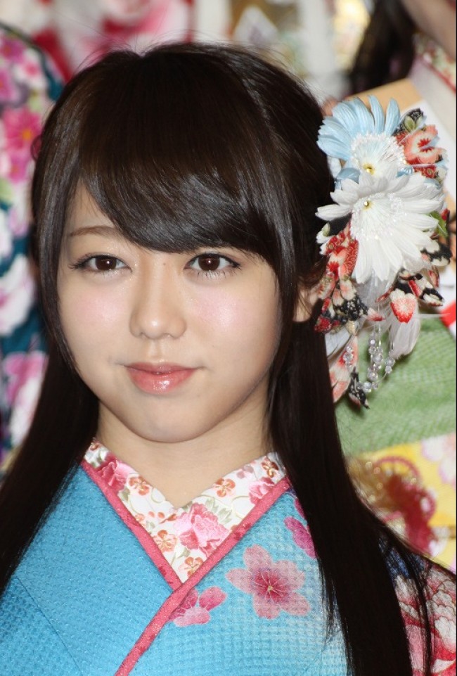 新成人となり華やかな晴れ着を披露したAKB峯岸みなみ