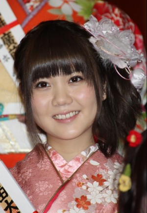 新成人となり華やかな晴れ着を披露したAKB48仲俣汐里