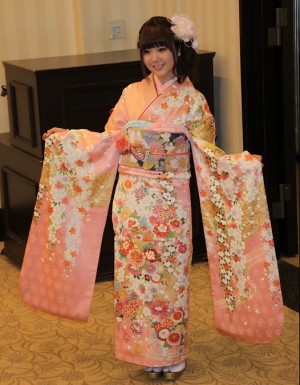 新成人となり華やかな晴れ着を披露したAKB48仲俣汐里