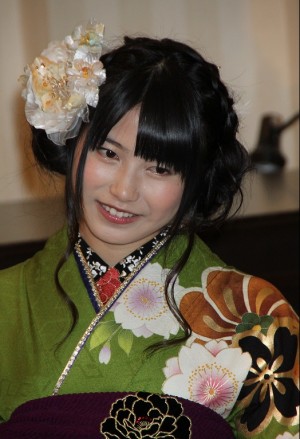 新成人となり華やかな晴れ着を披露したAKB48横山由依