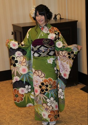 新成人となり華やかな晴れ着を披露したAKB48横山由依