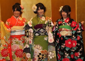 新成人となり華やかな晴れ着を披露したNMB48　福本・横山・山田