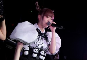 きゃりーぱみゅぱみゅ、パフスリーブの白ブラウスにパンダのぬぐるみベルトでイベントに登場！