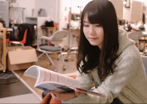 資格取得を目指して勉強中の横山由依