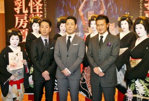 （左から）中村七之助、中村勘九郎、花束贈呈に登場した赤坂芸妓さんたちと共に