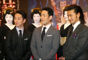 （左から）中村七之助、中村勘九郎、花束贈呈に登場した赤坂芸妓さんたちと共に