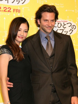 ブラッドリー・クーパーと黒木メイサ