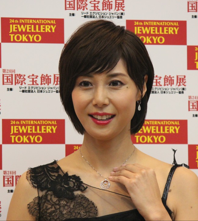 「日本ジュエリーベストドレッサー賞」を受賞した松嶋菜々子