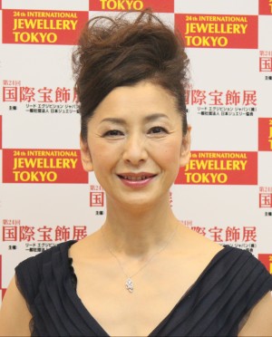 「日本ジュエリーベストドレッサー賞」を受賞した高橋惠子