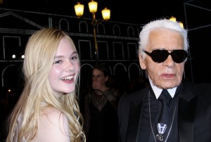 エル・ファニングとカール・ラガーフェルド