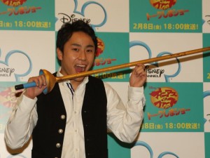 バレンタインデーにちなみ、金のチョコソードをもらった太田雄貴