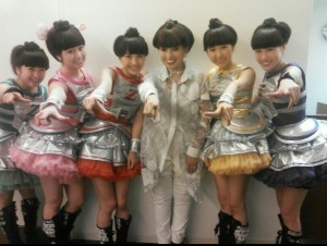 お揃いの“たまねぎヘア”で「徹子の部屋」に出演したももいろクローバーZ