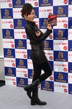 コスプレ吉木りさ、全身レザー姿をお披露目