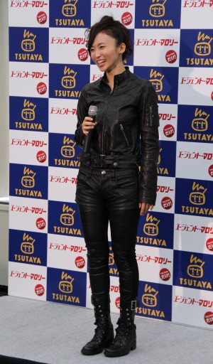 コスプレ吉木りさ、全身レザー姿をお披露目