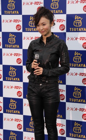 コスプレ吉木りさ、全身レザー姿をお披露目