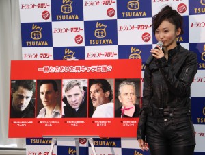 コスプレ吉木りさ、全身レザー姿をお披露目