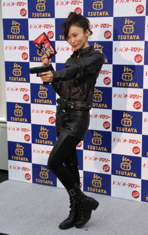 コスプレ吉木りさ、全身レザー姿をお披露目