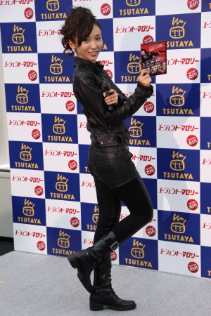 コスプレ吉木りさ、全身レザー姿をお披露目