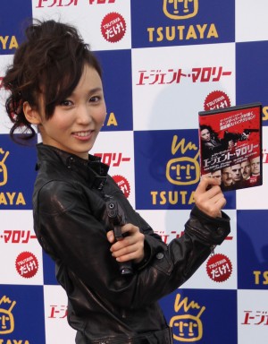 コスプレ吉木りさ、全身レザー姿をお披露目