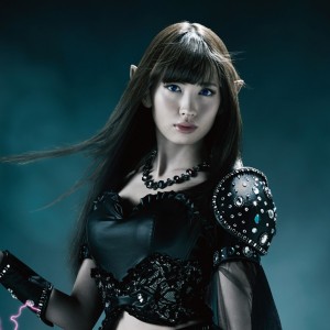 注目フォト　小嶋陽菜が「ダークサマナー」CM第2弾に出演