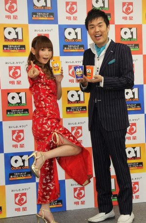 新商品「明星Quick1」CM発表会に登場した中川翔子とフォーリンラブ・ハジメ