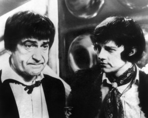 「ドクター・フー」2代目ドクター（1969－1969）を務めた、パトリック・トラウトン（左）