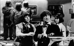 「ドクター・フー」2代目ドクター（1969－1969）を務めた、パトリック・トラウトン（中央）