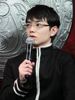 四月一日君尋役の衣装で登場した染谷将太