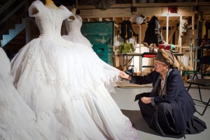 「白雪姫と鏡の女王」の衣装をみる生前の石岡瑛子さん　