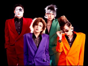 「一緒にカラオケに行ったら盛り上がりそうなアーティストランキング」で1位に輝いた、ゴールデンボンバー