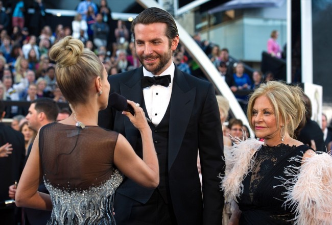 ［第85回アカデミー賞］レッドカーペット、Kristin Chenoweth、Bradley Cooper、Gloria Cooper（his mom）