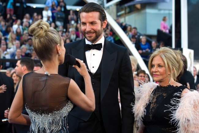 ［第85回アカデミー賞］レッドカーペット、Kristin Chenoweth、Bradley Cooper、Gloria Cooper（his mom）