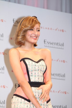 花王の新CM発表会に登場した、ローラ