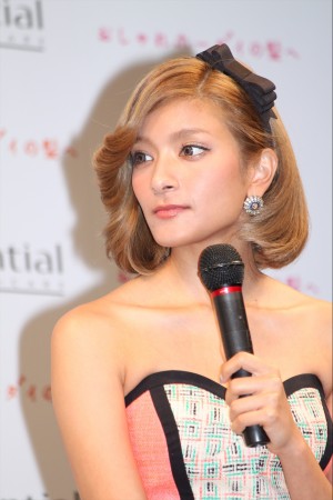 花王の新CM発表会に登場した、ローラ