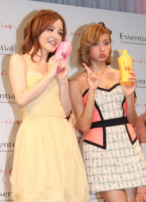花王の新CMに共演する梨花とローラ
