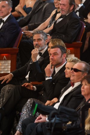 授賞式会場で舞台を見守るセレブ達