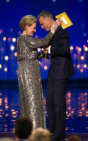 プレゼンターのメリル・ストリープと主演男優賞を受賞したダニエル・デイ＝ルイス