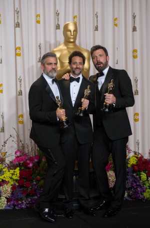 「アルゴ」でアカデミー賞作品賞を受賞したジョージ・クルーニー（左）、グラント・ヘスロヴ（中央）、ベン・アフレック（右）