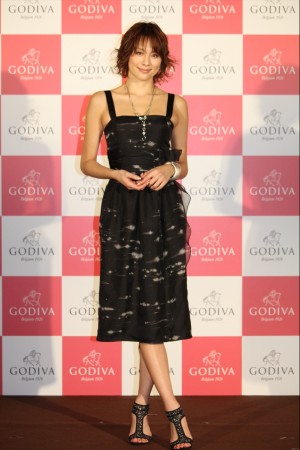GODIVA主催のホワイトデーイベントに登場した、米倉涼子
