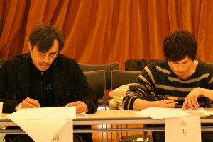 舞台版「耳なし芳一」台本読み合わせを行う、山本裕典と益岡徹