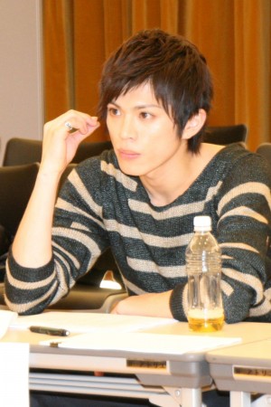 舞台版「耳なし芳一」台本読み合わせを行う、山本裕典