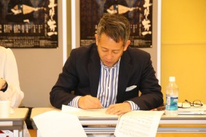 舞台版「耳なし芳一」台本読み合わせを行う、宮本亜門