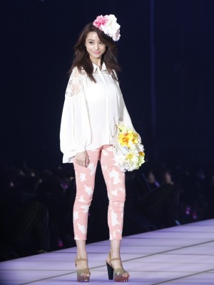 高橋メアリージュン、TREAD STAGE／LIP SERVICE／東京ガールズコレクション2013春夏